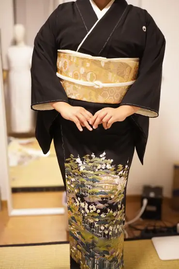Trying on a Kurotomesode